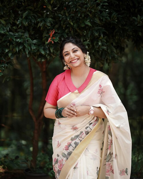 പാട്ട്, മോഡലിംഗ്, ഡിസൈനിങ് തുടങ്ങിയവയാണ് അഭയ ഹിരണ്മയിയുടെ ഇഷ്‌ട മേഖലകൾ. ഈ വിശേഷങ്ങളുമായി അഭയ സോഷ്യൽ മീഡിയയിൽ എത്താറുമുണ്ട്