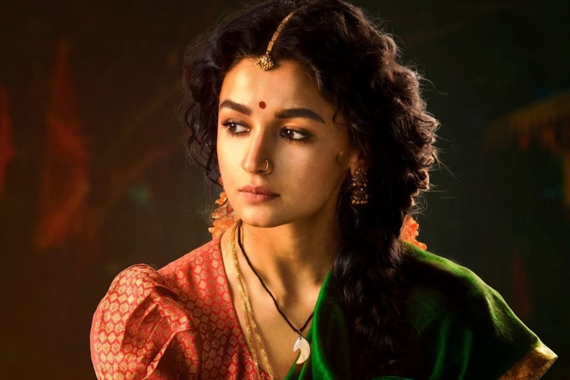  <strong>ആർആർആര്‍-</strong> ഓസ്കറിൽ തിളങ്ങുക മാത്രമല്ല, കഴിഞ്ഞ വർഷം ബോക്സ് ഓഫീസിലും തരംഗം തീർത്ത ചിത്രമായിരുന്നു രാജമൗലിയുടെ ആർആർആർ. രാംചരണിനും ജൂനിയർ എൻടിആറിനും ഒപ്പം ആലിയ അഭിനയിച്ച തെലുങ്ക് ചിത്രം ബോക്സ് ഓഫീസിൽ 274.31 കോടി രൂപയാണ് നേടിയത്. മികച്ച ഒറിജിനൽ സോങ്ങിനുള്ള ഓസ്കർ പുരസ്കാരം ചിത്രത്തിലെ 'നാട്ടു നാട്ടു' ഗാനത്തിന് ലഭിച്ചു.