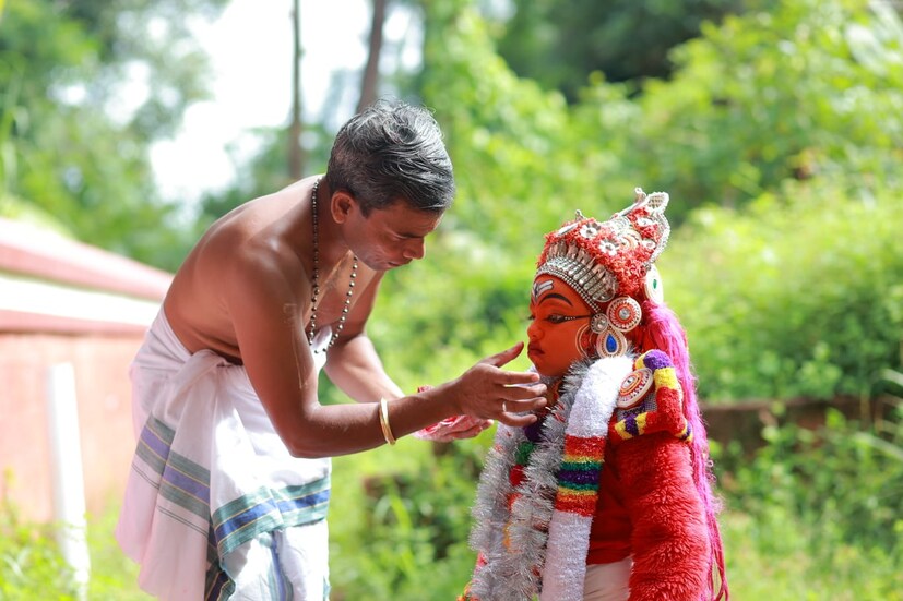  തെയ്യം കലാകാരന്മാര്‍ക്ക്‌ ഉപജീവന മാര്‍ഗ്ഗം ഇല്ലാത്ത കര്‍ക്കിടകത്തില്‍ ദാരിദ്ര്യം അകറ്റാനുള്ള മാര്‍ഗ്ഗം കൂടിയായിരുന്നു പണ്ട്‌ കാലത്ത്‌ ആടിവേടന്‍ തെയ്യം. വീട്ടിലെത്തുന്ന തെയ്യത്തിന്‌ ദക്ഷിണയായി പണവും നെല്ലും തേങ്ങയും വെള്ളരിക്കയും നല്‍കും.