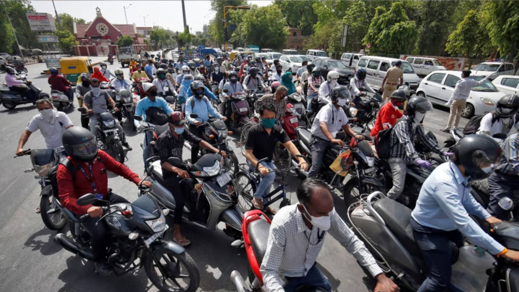 ലൈസൻസില്ലാതെ മക്കൾ ഇരുചക്രവാഹനമോടിച്ചു; അമ്മമാർക്ക് 30,000 വീതം പിഴ; വാഹനത്തിന്റെ രജിസ്‌ട്രേഷൻ സസ്പെൻഡ് ചെയ്തു