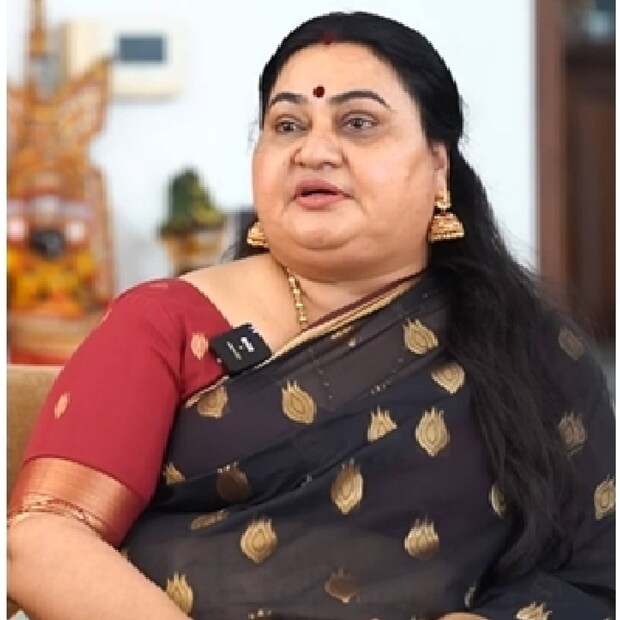 തിയേറ്ററിൽ കയറി എല്ലാം മറന്ന് ചിരിക്കാൻ പ്രേക്ഷകർക്ക് അവസരം നൽകിയ താരങ്ങളിൽ ബിന്ദു പണിക്കരുടെ (Bindu Panicker) പേര് പറയാതിരിക്കാൻ സാധിക്കില്ല. തിയേറ്റർ വിട്ട് ആ ചിത്രങ്ങൾ മിനി സ്ക്രീനിൽ എത്തിയപ്പോഴും പ്രേക്ഷകർ പഴയതിലും ഊർജസ്വലമായി ചിരിച്ചു. ഇന്ന് ക്യാരക്ടർ വേഷങ്ങളാണ് ബിന്ദുവിനെ തേടി കൂടുതലും എത്തുന്നത് തിയേറ്ററിൽ കയറി എല്ലാം മറന്ന് ചിരിക്കാൻ പ്രേക്ഷകർക്ക് അവസരം നൽകിയ താരങ്ങളിൽ ബിന്ദു പണിക്കരുടെ (Bindu Panicker) പേര് പറയാതിരിക്കാൻ സാധിക്കില്ല. തിയേറ്റർ വിട്ട് ആ ചിത്രങ്ങൾ മിനി സ്ക്രീനിൽ എത്തിയപ്പോഴും പ്രേക്ഷകർ പഴയതിലും ഊർജസ്വലമായി ചിരിച്ചു. ഇന്ന് ക്യാരക്ടർ വേഷങ്ങളാണ് ബിന്ദുവിനെ തേടി കൂടുതലും എത്തുന്നത്