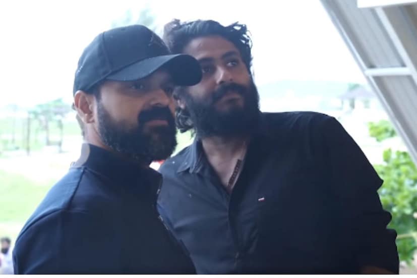  സ്വാതന്ത്ര്യം അർധരാത്രിയിൽ എന്ന ചിത്രത്തിലൂടെ ഒരു ജയിൽ ചാട്ടത്തിന്റെ കഥ മലയാള പ്രേക്ഷകർ അതുവരെ കണ്ടിട്ടില്ലാത്ത മേക്കിങ്ങിലൂടെ വെളളിത്തിരയിലെത്തിച്ച ടിനു പാപ്പച്ചൻ ആദ്യ സിനിമയിലൂടെ തന്നെ ശ്രദ്ധനേടിയിരുന്നു. രണ്ടാം സിനിമയായ 'അജഗജാന്തര'ത്തിന് പശ്ചാത്തലമാക്കിയത് ആളും ആരവവുമുള്ള ഒരു ഉത്സവപ്പറമ്പായിരുന്നു. ഒരു രാത്രിയിൽ തുടങ്ങി അടുത്ത രാത്രിവരെ നീളുന്ന ഉദ്വേ​ഗജനകമായ സംഭവങ്ങളും ക്ഷേത്രോൽസവത്തിന്റെ ചാരുതയും ഒളിമങ്ങാതെ അജ​ഗജാന്തരത്തിലൂടെ ടിനു ആസ്വാദകർക്ക് സമ്മാനിച്ചു. ഈ രണ്ടു ചിത്രങ്ങളിലൂടെ മലയാളികളെ ഞെട്ടിച്ച ടിനു പാപ്പച്ചൻ ചാവേറിലൂടെ പ്രേക്ഷകർക്കായി കരുതിവെച്ചിരിക്കുന്നതെന്താണെന്ന ആകാംക്ഷയിലാണ് സിനിമാ ലോകം.