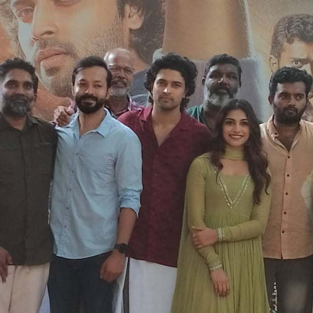  ഒരു നടനെ മാത്രമല്ല, ആ മുഖത്തെ താടിയും മീശയും വരെ ആരാധകരെ സമ്പാദിച്ച കഥയുണ്ട് നടൻ ദേവ് മോഹന് (Dev Mohan). സൂഫി മുതൽ ദുഷ്യന്തൻ വരെ ദേവ് മോഹന്റെ പ്രേക്ഷകർ കണ്ടത് ആ ലുക്കിലാണ്. എന്നാൽ അത് രണ്ടും ഒഴിവാക്കിയ 'പരാക്രമമാണ്' ദേവ് മോഹൻ ഇപ്പോൾ പുറത്തെടുത്തത്. പുതിയ ചിത്രം 'പരാക്രമത്തിൽ' ദേവ് മോഹൻ ക്ലീൻ ഷേവ് ചെയ്ത ലുക്കിൽ എത്തിക്കഴിഞ്ഞു
