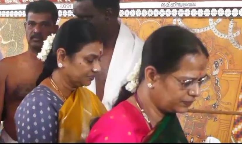  കിരീടത്തിന് പുറമെ ക്ഷേത്രത്തിലെ അരച്ചു തീരാറായി ഉപേക്ഷിക്കുന്ന ചന്ദന മുട്ടികൾ (തേയ) അരയ്ക്കാൻ കഴിയുന്ന മെഷീനും ഇവർ വഴിപാടായി സമർപ്പിച്ചു. 2 ലക്ഷം രൂപയോളം വിലയുള്ള മെഷീൻ ഗുരുവായൂരിലെത്തിച്ചു.