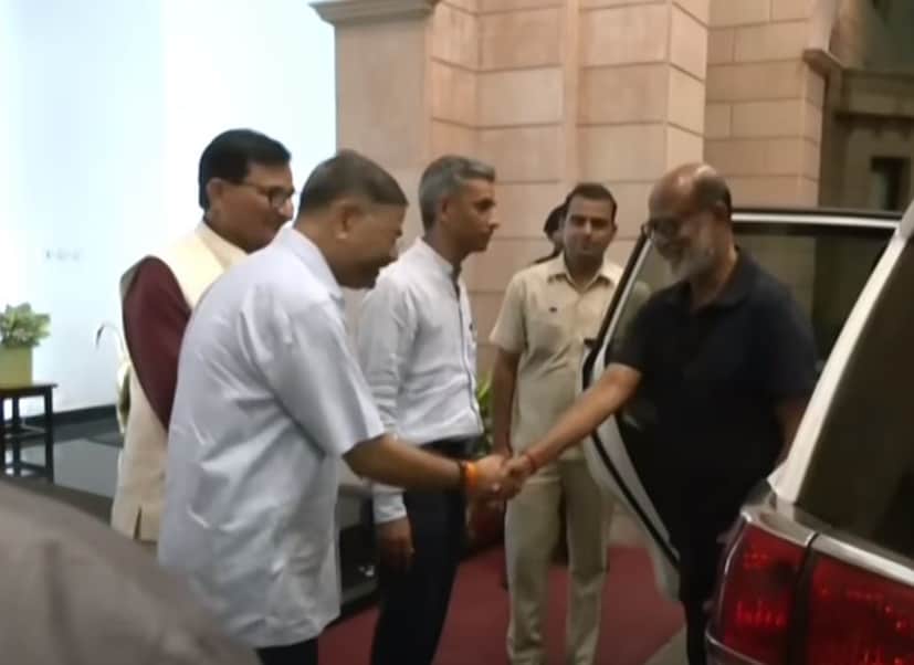  അതേസമയം ലോകമെമ്പാടുമുള്ള തീയേറ്ററുകളില്‍ നിന്ന് വന്‍ കളക്ഷന്‍ നേടി കുതിക്കുകയാണ് രജനിയുടെ ജയിലര്‍. നെല്‍സണ്‍ ദിലീപ് കുമാര്‍ സംവിധാനം ചെയ്ത സിനിമയില്‍ മോഹന്‍ലാലും ശിവരാജ് കുമാറും അതിഥി വേഷത്തിലെത്തുന്നു<span style="color: #333333; font-size: 1rem;">. </span>