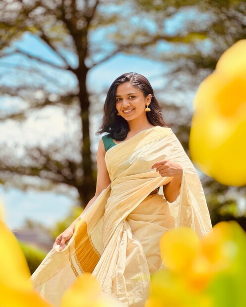  'ഏറ്റവും അവസാനമാണ് ഞങ്ങൾ ഈ പാട്ട് ഷൂട്ട് ചെയ്തത്. അന്ന് രാവിലെ ഞാൻ മോളെ വിളിച്ചു. ഇന്നെന്താ? എന്ന് മീനാക്ഷി. പാട്ടുണ്ട്, ഡാൻസാണ് എന്ന് ദിലീപ്. ഡാൻസാ? എന്ന് മറുചോദ്യം
