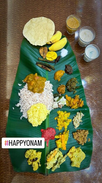  ഇൻസ്റ്റഗ്രാമിൽ എല്ലാ വിശേഷങ്ങളും പങ്കുവെക്കാറുള്ള ദുബായ് കിരീടാവകാശി ഓണസദ്യയുടെ ചിത്രവും ഒപ്പം പ്രവാസികൾക്ക് ഓണാശംസ നേരാനും മറന്നില്ല. തനി മലയാളി ശൈലിയിൽ ചോറിനൊപ്പം നിരവധി കൂട്ടം കറികളും ചിപ്സും ശർക്കരവരട്ടിയും പപ്പടവുമെല്ലാം സദ്യയിൽ ഒരുക്കിയിട്ടുണ്ട്.