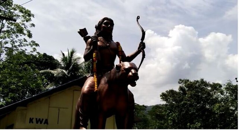 പമ്പാ ത്രിവേണിയിലെ ദേവസ്വം ബോർഡിന്റെ സ്ഥലത്താണ് പുതിയ അയ്യപ്പ ശില്പം സ്ഥാപിച്ചിട്ടുള്ളത്. യോദ്ധാവായി പുലി പുറത്ത് ഇരിക്കുന്ന അയ്യപ്പന്റ ശില്പം ഫെറോ സിമന്റും സിലിക്കണും ഉപയോഗിച്ചാണ് നിര്‍മ്മിച്ചിരിക്കുന്നത്. കൊല്ലം സ്വദേശി ശന്തനുവാണ് ശില്‍പം നിര്‍മ്മിച്ചിരിക്കുന്നത്. 