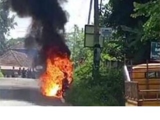 ഇലക്ട്രിക് സ്കൂട്ടർ പൂർണമായി കത്തിനശിച്ചു