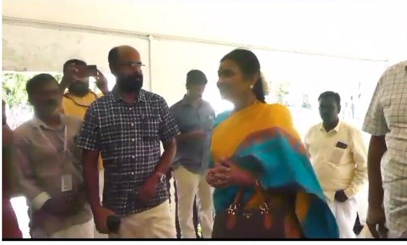  ആയിരക്കണക്കിനു തേയ ചന്ദന മുട്ടികളാണ് ക്ഷേത്രത്തിൽ കെട്ടിക്കിടക്കുന്നത്.  കോടികൾ വിലമതിക്കുന്ന ഇവ ദേവസ്വത്തിന്  വിൽക്കാനോ ലേലം ചെയ്യാനോ അധികാരമില്ല.  വനംവകുപ്പിനു മാത്രമാണ് ഈ ചന്ദനക്കട്ടകള്‍ കൈമാറ്റം ചെയ്യാന്‍ അധികാരമുള്ളത്.
