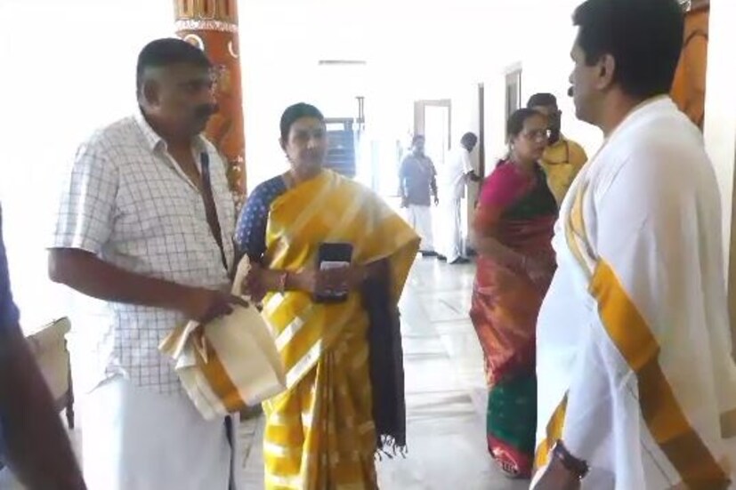  തൃശൂർ പൂത്തോൾ ആർഎം സത്യം എൻജിനീയറിങ് ഉടമ കെ.എം.രവീന്ദ്രനാണ് മെഷീൻ രൂപകൽപന ചെയ്തത്. മുന്‍ തമിഴ്നാട് മുഖ്യമന്ത്രിയായിരുന്ന ജയലളിത വര്‍ഷങ്ങള്‍ക്ക് മുന്‍പ് ഒരാന കുട്ടിയെ ഗുരുവായൂരില്‍ നടയ്ക്ക് ഇരുത്തിയിരുന്നു.