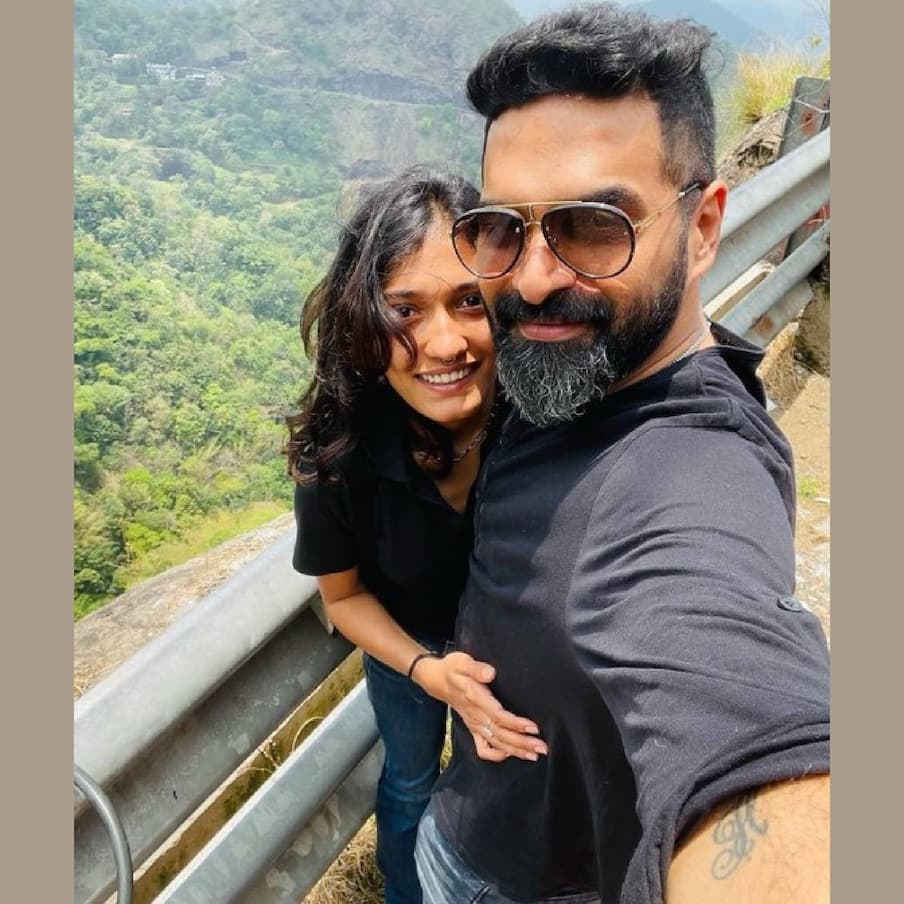  ഗോപിയുടെ പുതിയ പോസ്റ്റുകൾക്കെല്ലാം ഈ പെൺകുട്ടിയെ കൂടി ടാഗ് ചെയ്തിട്ടുണ്ട്. അതേസമയം, ഗോപിയുടെ ഒരു പ്രൊഫൈലിലും ഇവർക്കൊപ്പമുള്ള ചിത്രമില്ല. ഗോപിക്ക് കഴിഞ്ഞ മെയ് മാസം പിറന്നാൾ ആശംസിച്ച പോസ്റ്റിൽ നിന്നുമാണ് ചിത്രം പുറത്തുവന്നത്