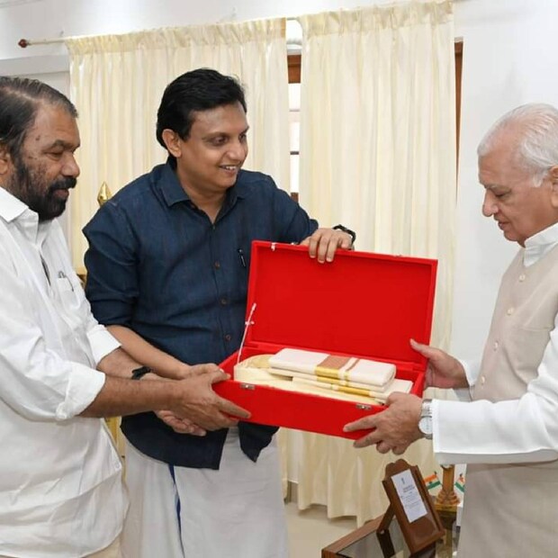  ക്ഷണിക്കാനെത്തിയ മന്ത്രിമാർ ഗവർണർക്ക് ഓണക്കോടിയും സമ്മാനിച്ചു.