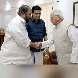 ഇത്തവണ  ഗവർണറെ  ഓണാഘോഷത്തിന്  ക്ഷണിക്കാൻ രണ്ട് മന്ത്രിമാർ രാജ്ഭവനിൽ; ഓണക്കോടിയും സമ്മാനിച്ചു