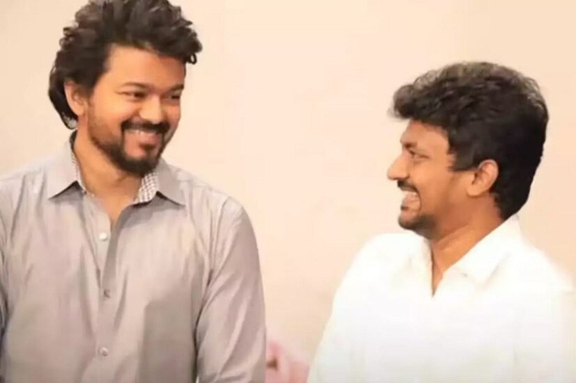  ഇതിനിടെ നടൻ വിജയ് ഫോണിൽ വിളിച്ച് നെൽസണെ അഭിനന്ദിക്കുകയും ചെയ്തു. ബീസ്റ്റിന്റെ പരാജയത്തിൽ പഴികേട്ട നെൽസണെ, കഴിഞ്ഞ ദിവസം വിജയ് വിളിച്ച് അഭിനന്ദിച്ചതായി ട്രേഡ് അനലിസ്റ്റ് മനോബാലയാണ് ട്വിറ്ററിലൂടെ അറിയിച്ചത്.