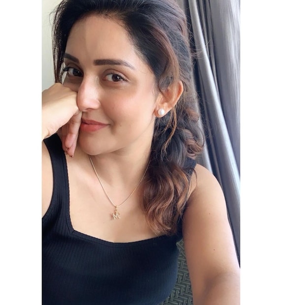  മലയാളത്തില്‍ ദിലീപിന്‍റെ കാര്യസ്ഥന്‍ എന്ന സിനിമയിലൂടെ അഭിനയ രംഗത്തേക്ക് കടന്നുവന്ന് ഇപ്പോള്‍ തമിഴില്‍ അറിയപ്പെടുന്ന നായികയായി മാറിയ നടിയാണ് മഹിമ നമ്പ്യാര്‍. കാര്യസ്ഥനില്‍ ദിലീപിന്‍റെ അനിയത്തിയായെത്തിയ മഹിമയുടെ ടിക് ടോക് വീഡിയോ വൈറലായിരുന്നു.
