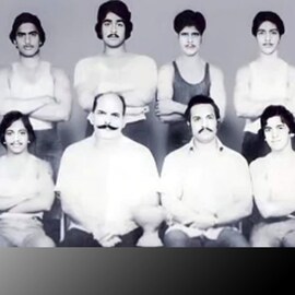 'പഴയ സ്റ്റേറ്റ് റെസ്ലിങ് ചാംപ്യന്‍റെ വീര്യമൊന്നും ചോർന്നുപോയിട്ടില്ല'; സൂപ്പർ സ്റ്റാറിന്‍റെ ചിത്രം കുത്തിപ്പൊക്കി സ