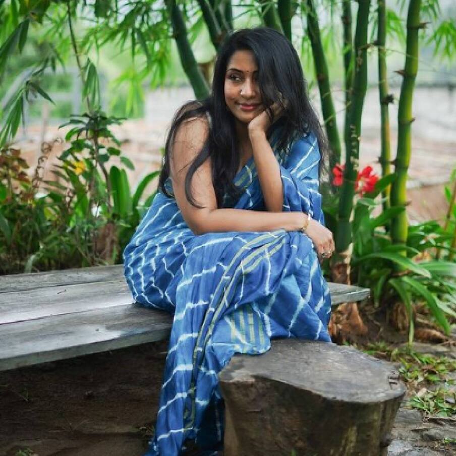  നവ്യക്ക് ആഭരണങ്ങൾ ഉൾപ്പെടെ ഇയാൾ സമ്മാനം നല്കിയത്രെ. പണമിടപാട് നടത്തിയ കൂട്ടത്തിലാണ് ഇതും ഉൾപ്പെട്ടത്. ഇത് കുറ്റകൃത്യത്തിന്റെ ഭാഗമാണോ എന്ന് പരിശോധിച്ചു വരുന്നു
