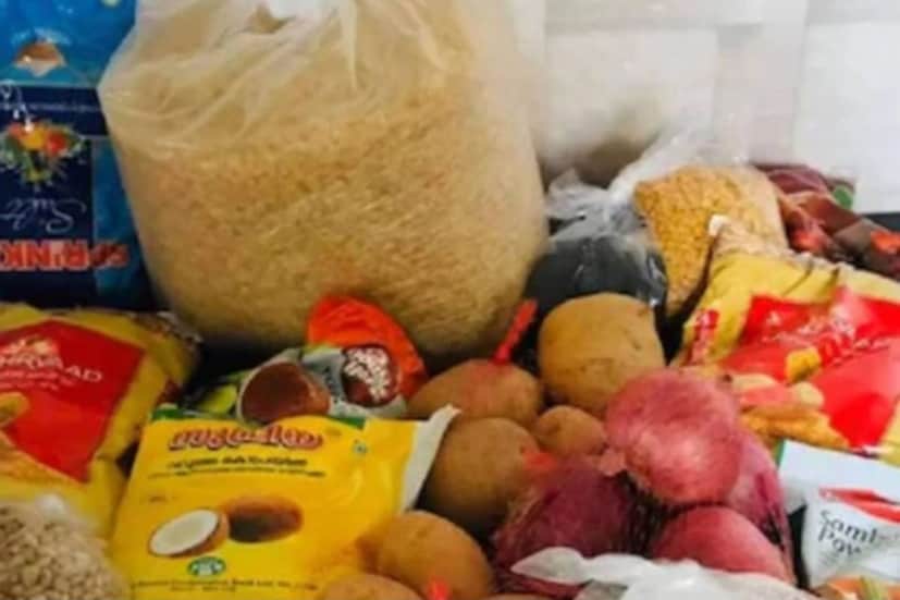  തിരുവനന്തപുരം: സംസ്ഥാനത്ത് മഞ്ഞക്കാർഡുകാർക്ക് മാത്രം ഓണക്കിറ്റ് നൽകാൻ മന്ത്രിസഭയോഗ തീരുമാനം. ഇതുപ്രകാരം 5,87,691 എ എ വൈ കാർഡ് ഉടമകൾക്കും അഗതി മന്ദിരങ്ങൾക്കും അനാഥാലയങ്ങൾക്കും കിറ്റ് നൽകുമെന്ന് സംസ്ഥാന സർക്കാർ അറിയിച്ചു. കടുത്ത സാമ്പത്തിക പ്രതിസന്ധിയെ തുടർന്നാണ് ഇത്തവണ ഓണക്കിറ്റ് വെട്ടിക്കുറച്ചത്.
