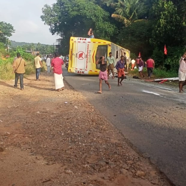  പാലക്കാട്: തിരുവാഴിയോട് ദീർഘദൂര സർവീസ് നടത്തുന്ന സ്വകാര്യ ട്രാവൽസ് ബസ് നിയന്ത്രണം വിട്ട് മറിഞ്ഞുണ്ടായ അപകടത്തിൽ രണ്ട് മരണം. ചെന്നൈയിൽനിന്ന് കോഴിക്കോടേക്ക് പോയ ബസാണ് ഇറക്കത്തിൽ നിയന്ത്രണം വിട്ട് മറിഞ്ഞ് അപകടത്തിൽപ്പെട്ടത്. (ഫോട്ടോ: എന്‍റെ ശ്രീകൃഷ്ണപുരം/ ഫേസ്ബുക്ക്)