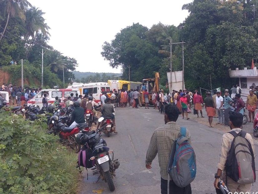  കാർഷിക വികസന ബാങ്കിന് മുന്നിൽ ബുധനാഴ്ച പുലർച്ചെയാണ് അപകടം. ഡ്രൈവർ ഉറങ്ങിപ്പോയതാകാം അപകടകാരണമെന്നാണ് പ്രാഥമിക നിഗമനം. (ഫോട്ടോ: എന്‍റെ ശ്രീകൃഷ്ണപുരം/ ഫേസ്ബുക്ക്)