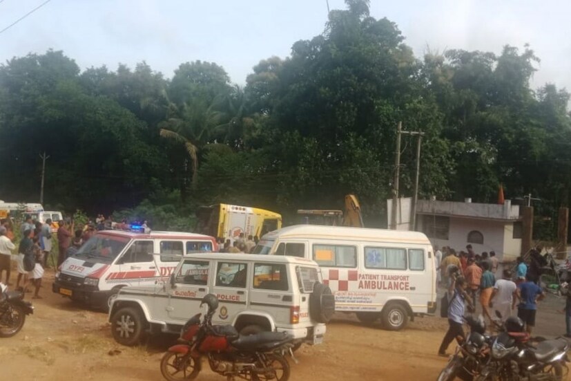  ബസിന്റെ അടിയിൽപ്പെട്ട രണ്ട് പേരാണ് മരിച്ചത്. മലപ്പുറം എടയത്തൂർ സ്വദേശിനി സൈനബയാണ് മരിച്ചവരിൽ ഒരാൾ. ഇവർ സംഭവസ്ഥലത്ത് വച്ച് തന്നെ മരിച്ചിരുന്നു. ഇവരുടെ മൃതദേഹം പാലക്കാട് ജില്ലാ ആശുപത്രിയിലേക്ക് മാറ്റിയിട്ടുണ്ട്. മരിച്ച രണ്ടാമത്തെയാൾ പുരുഷനാണ്. (ഫോട്ടോ: എന്‍റെ ശ്രീകൃഷ്ണപുരം/ ഫേസ്ബുക്ക്)