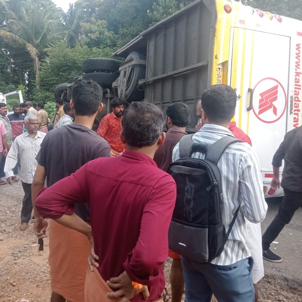  നിയന്ത്രണം വിട്ട് മറിഞ്ഞതോടെ റോഡിന് കുറുകെ കിടക്കുന്ന നിലയിലായിരുന്നു ബസ്. ബസ് റോഡിൽനിന്ന്‌ മാറ്റാനുള്ള ശ്രമം ആരംഭിച്ചിട്ടുണ്ട്. (ഫോട്ടോ: എന്‍റെ ശ്രീകൃഷ്ണപുരം/ ഫേസ്ബുക്ക്)