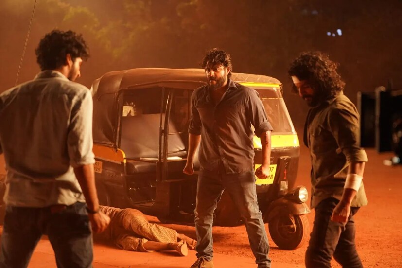  പിന്നാലെ പെല്ലിശേരിയ്ക്ക് നന്ദി അറിയിച്ച് ശിഷ്യന്‍ ആന്‍റണി വര്‍ഗീസും കമന്‍റ് ചെയ്തു. 'ആശാനെ' എന്നാണ് സ്നേഹപൂര്‍വം പെപ്പെ ഗുരുവിനോടുള്ള നന്ദി അറിയിച്ചത്.