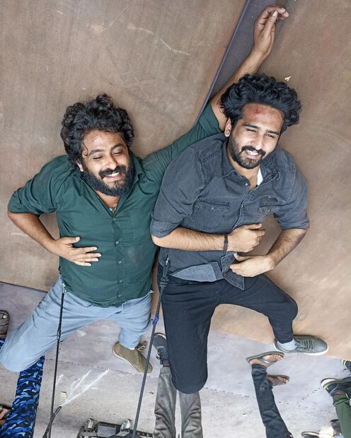  റോബര്‍ട്ട് ആയി ഷെയ്ൻ നിഗം എത്തുമ്ബോള്‍ ഡോണിയായി ആന്റണി വര്‍ഗീസും സേവ്യര്‍ ആയി നീരജ് മാധവും എത്തുന്നു. കെ.ജി.എഫ്, ബീസ്റ്റ്, വിക്രം എന്നീ ചിത്രങ്ങള്‍ക്ക് സംഘട്ടനം ഒരുക്കിയ അൻപറിവ് ആണ് ആര്‍ഡിഎക്സിലെ തീ പാറുന്ന ആക്ഷൻ രംഗങ്ങള്‍ ഒരുക്കിയത്.