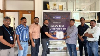 റിലയൻസ് ജിയോയുടെ സംസ്ഥാന മേധാവി കെ സി നരേന്ദ്രൻ മഞ്ഞുമ്മലിലെ ബിൽഡ് ഓൾ കോർപ്പറേഷനിൽ എംഎംവേവ് സാങ്കേതിക വിദ്യ ഉദ്ഘാടനം ചെയ്യുന്നു