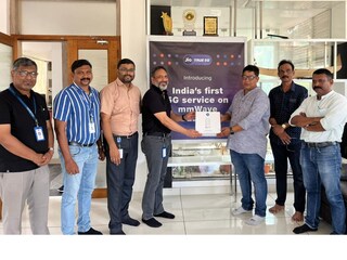 റിലയൻസ് ജിയോയുടെ സംസ്ഥാന മേധാവി കെ സി നരേന്ദ്രൻ മഞ്ഞുമ്മലിലെ ബിൽഡ് ഓൾ കോർപ്പറേഷനിൽ എംഎംവേവ് സാങ്കേതിക വിദ്യ ഉദ്ഘാടനം ചെയ്യുന്നു