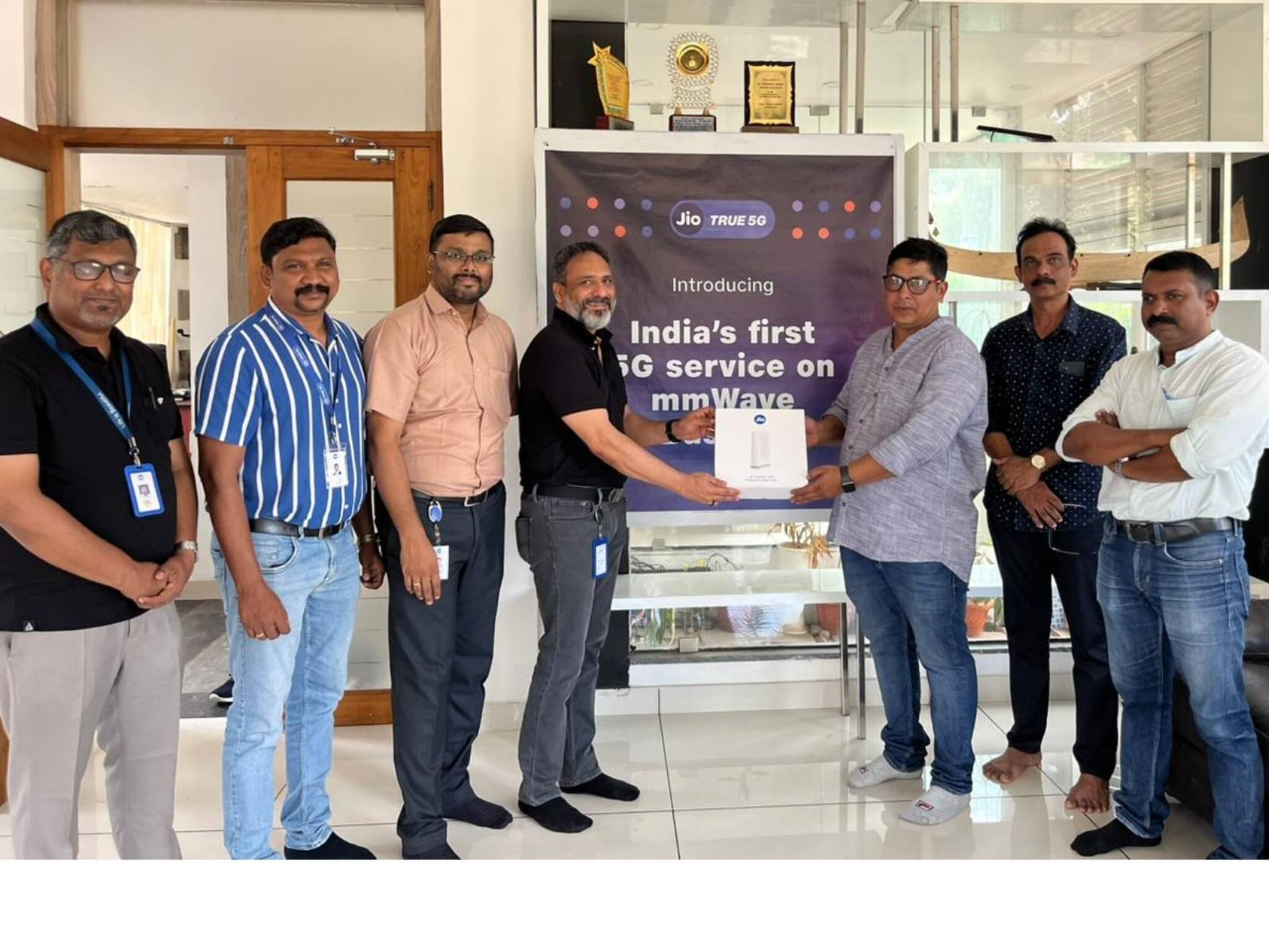 സംരംഭകർക്ക് ഇന്റർനെറ്റ് കണക്റ്റിവിറ്റിക്കായി അത്യാധുനിക 'എംഎംവേവ്' സാങ്കേതികവിദ്യയുമായി റിലയൻസ് ജിയോ