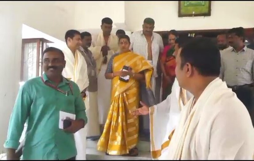  ചെന്നൈയില്‍ നിന്നെത്തിയ സംഘത്തോടൊപ്പം ഗുരുവായൂര്‍ ക്ഷേത്രത്തിലെത്തി ദര്‍ശനം നടത്തിയ ശേഷമാണ് ദുര്‍ഗ കണ്ണന് സ്വര്‍ണ്ണക്കിരീടം സമര്‍പ്പിച്ചത്. തുലാഭാരം അടക്കമുള്ള വഴിപാടുകളും നടത്തി.