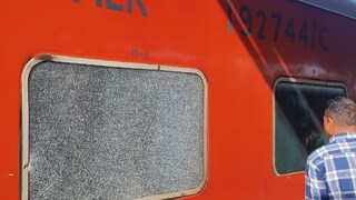 കല്ലേറിൽ രാജധാനി എക്സ്പ്രസിന്റെ ജനൽ ചില്ല് തകർന്ന നിലയിൽ കല്ലേറിൽ രാജധാനി എക്സ്പ്രസിന്റെ ജനൽ ചില്ല് തകർന്ന നിലയിൽ