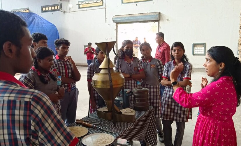  കൊച്ചിൻ പോർട്ട്‌ ട്രസ്റ്റിലെ വിദ്യാർത്ഥികൾ ഫുഡ്‌ കോർപറേഷൻ ഓഫ്‌ ഇന്ത്യയുടെ കൊച്ചിയിലെ ഗോഡൗൺ സന്ദർശിച്ചപ്പോള്‍
