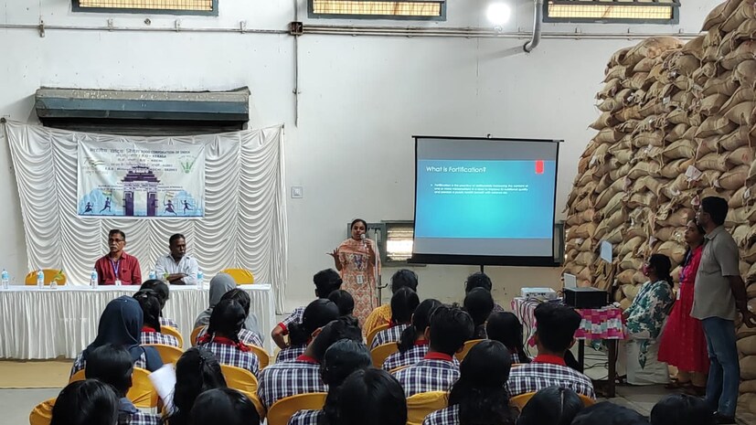  കൊച്ചിൻ പോർട്ട്‌ ട്രസ്റ്റിലെ വിദ്യാർത്ഥികൾ ഫുഡ്‌ കോർപറേഷൻ ഓഫ്‌ ഇന്ത്യയുടെ കൊച്ചിയിലെ ഗോഡൗൺ സന്ദർശിച്ചപ്പോള്‍