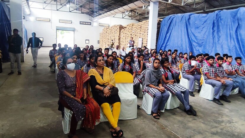  കൊച്ചിൻ പോർട്ട്‌ ട്രസ്റ്റിലെ വിദ്യാർത്ഥികൾ ഫുഡ്‌ കോർപറേഷൻ ഓഫ്‌ ഇന്ത്യയുടെ കൊച്ചിയിലെ ഗോഡൗൺ സന്ദർശിച്ചപ്പോള്‍