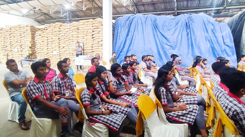  കൊച്ചിൻ പോർട്ട്‌ ട്രസ്റ്റിലെ വിദ്യാർത്ഥികൾ ഫുഡ്‌ കോർപറേഷൻ ഓഫ്‌ ഇന്ത്യയുടെ കൊച്ചിയിലെ ഗോഡൗൺ സന്ദർശിച്ചപ്പോള്‍