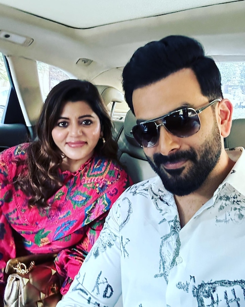  ആളൊരു നഴ്സ് ആണെന്നും ഒരു കുഞ്ഞു കുട്ടിയുണ്ടെന്നും പറഞ്ഞ സുപ്രിയ അവർക്കെതിരെ കേസ് കൊടുക്കണമോ അതോ പബ്ലിക്കായി അവരെ അവതരിപ്പിക്കണമോ എന്നും ചോദിക്കുന്നുണ്ട്.