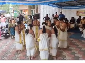 കൊടുങ്ങല്ലൂർ പൊലീസ് സ്റ്റേഷനിൽ നടന്ന പുരുഷ പൊലീസുകാരുടെ തിരുവാതിരകളി