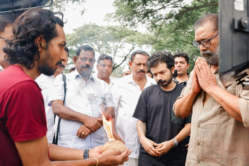  വാണി വിശ്വനാഥിന് രണ്ടു ചിത്രങ്ങളിൽ ശബ്ദമായ ശ്രീജ രവിയുടെ മകൾ രവീണ രവിയാണ് നായികാ വേഷം ചെയ്യുക. 1997ൽ റിലീസ് ചെയ്ത ജനാധിപത്യം, 1999ലെ 'ദി ഗോഡ്മാൻ' സിനിമകളിൽ വാണിയുടെ ശബ്ദമായത് ശ്രീജ രവിയാണ്