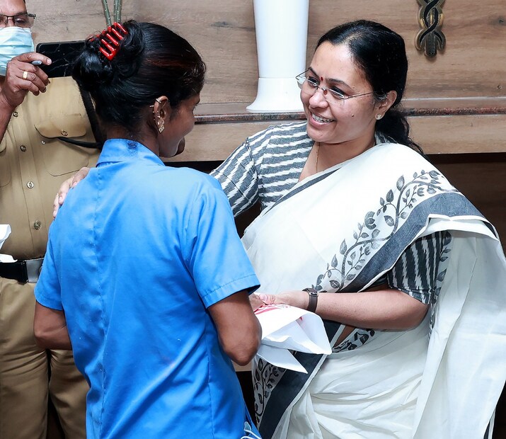  സമൂഹമാധ്യമത്തിലൂടെ ഓണാശംസ അറിയിച്ച മന്ത്രി ആരോഗ്യ പ്രവർത്തകർക്കൊപ്പമുള്ള ചിത്രങ്ങളും പങ്കുവെച്ചു. മന്ത്രിയുടെ ഫേസ്ബുക്ക് കുറിപ്പ് ഇങ്ങനെ: എല്ലാവര്‍ക്കും തിരുവോണ ദിനാശംസകള്‍. രോഗം മൂലം നമ്മളിൽ അനേകം പേർ ചികിത്സക്കായി ആശുപത്രികളിലുണ്ട്. തിരുവോണ ദിവസം കുടുംബങ്ങള്‍ക്കൊപ്പം കഴിയാതെ കേരളത്തിലെ ആശുപത്രികളില്‍ ജോലി ചെയ്യുന്ന ആയിരക്കണക്കിന് ആരോഗ്യ പ്രവര്‍ത്തകരുണ്ട്.