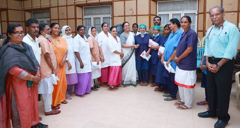  അങ്ങനെ ജോലി ചെയ്യുന്ന പ്രിയപ്പെട്ട ആരോഗ്യ പ്രവര്‍ത്തകര്‍ക്ക് ഐക്യദാര്‍ഢ്യം അറിയിക്കാനും അവരില്‍ ചിലര്‍ക്കെങ്കിലുമൊപ്പം അല്‍പസമയം ചെലവഴിക്കാനും രോഗികളെ കാണുന്നതിനും ഇന്ന് തിരുവനന്തപുരം മെഡിക്കല്‍ കോളേജിലും എസ്എടിയിലും ആരോരുമില്ലാത്തവര്‍ സംരക്ഷിക്കപ്പെടുന്ന ജനറല്‍ ആശുപത്രി ഒന്‍പതാം വാര്‍ഡിലും സന്ദര്‍ശനം നടത്തി. ആരോഗ്യ പ്രവര്‍ത്തകരെയും രോഗികളെയും കൂട്ടിരുപ്പുകാരെയും കണ്ടു. ലാസ്റ്റ് ഗ്രേഡ് ജീവനക്കാരുമായി ആശയവിനിമയം നടത്തി.