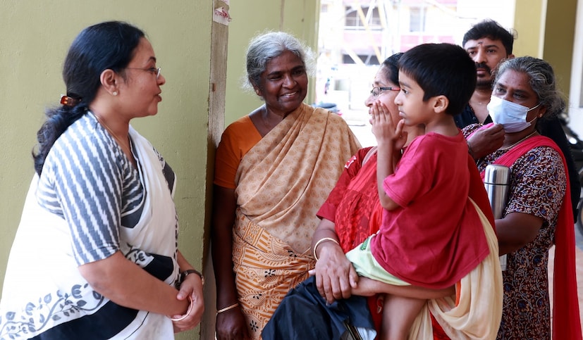  150 ഓളം ലാസ്റ്റ് ഗ്രേഡ് ജീവനക്കാരാണ് മെഡിക്കല്‍ കോളേജിലും എസ്.എ.ടി.യിലുമായി തിരുവോണ ദിവസം ആദ്യ ഷിഫ്റ്റില്‍ സേവനമനുഷ്ഠിച്ചത്. അവര്‍ക്ക് മന്ത്രി വസ്ത്രങ്ങള്‍ സമ്മാനിച്ചു. മെഡിക്കല്‍ കോളേജ് സൂപ്രണ്ട് ഡോ. നിസാറുദീന്‍ മന്ത്രി വീണാ ജോർജിനൊപ്പം ഉണ്ടായിരുന്നു. ആരോഗ്യ പ്രവര്‍ത്തകരെയും രോഗികളെയും കൂട്ടിരുപ്പുകാരെയും കണ്ടു. ഒപ്പം അവര്‍ക്ക് ഓണ സദ്യ വിളമ്പിക്കൊടുക്കുകയും ചെയ്തു.