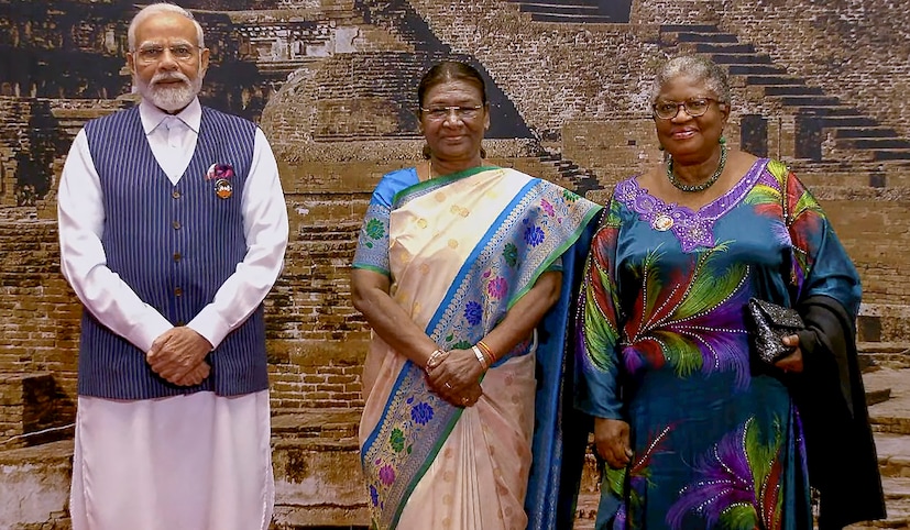  ന്യൂഡൽഹിയിൽ നടന്ന ജി20 ഉച്ചകോടിക്കിടെ നടന്ന ഗാല ഡിന്നറിൽ വേൾഡ് ട്രേ‍ഡ് ഓർഗനൈസേഷൻ(World Trade Organization)  ഡയറക്ടർ ജനറൽ എൻഗോസി ഒകോൻജോ-ഇവാലയെ( Ngozi Okonjo-Iweala) പ്രസിഡന്റ് ദ്രൗപതി മുർമുവും പ്രധാനമന്ത്രി നരേന്ദ്ര മോദിയും സ്വാഗതം ചെയ്യുന്നു.