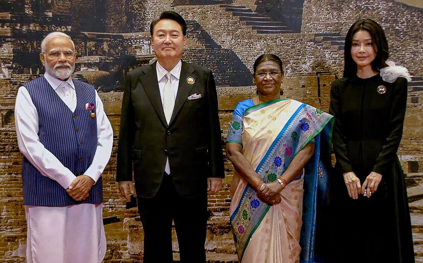  റിപ്പബ്ലിക് ഓഫ് കൊറിയൻ പ്രസിഡന്റ് യൂൻ സുക് യോളിനെ(Yoon Suk Yeol) പ്രസിഡന്റ് ദ്രൗപതി മുർമുവും പ്രധാനമന്ത്രി നരേന്ദ്ര മോദിയും സ്വാഗതം ചെയ്യുന്നു.