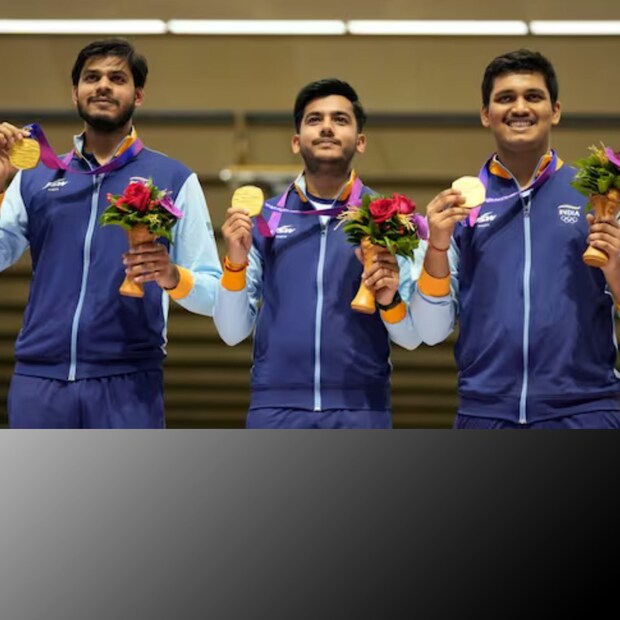  ഹാങ്ചൗ: ഏഷ്യൻ ഗെയിംസ് 2023ൽ സ്വർണവേട്ടയ്ക്ക് തുടക്കമിട്ട് ഇന്ത്യ. ഷൂട്ടങിലെ ടീം ഇനമായ 10 മീറ്റര്‍ എയര്‍ റൈഫിളിലാണ് ഇന്ത്യയുടെ പുരുഷ താരങ്ങള്‍ സ്വര്‍ണം വെടിവെച്ചിട്ടത്. രുദ്രാംക്ഷ് പാട്ടില്‍, ഐഷ്വാരി പ്രതാപ് സിങ് തോമര്‍, ദിവ്യാൻഷ് പൻവര്‍ എന്നിവർ ഉൾപ്പെട്ട ടീമാണ് ഇന്ത്യയ്ക്കായി ഹാങ്ചൗ ഏഷ്യൻ ഗെയിംസിലെ ആദ്യ സ്വർണം നേടിയത്.