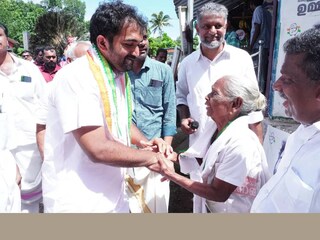വോട്ട് തേടുന്ന ചാണ്ടി ഉമ്മൻ
