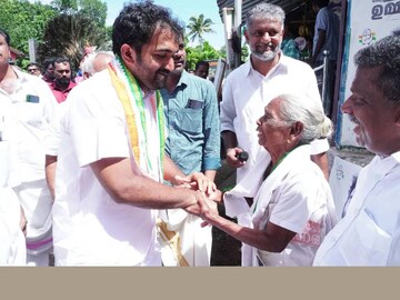 വോട്ട് തേടുന്ന ചാണ്ടി ഉമ്മൻ