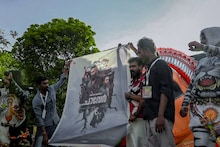വിയ്യൂർ സെൻട്രൽ പുലികളി ടീമിന്‍റെ ഒപ്പം ചാക്കോച്ചന്റെ 'ചാവേർ' പടയും; ഓണാഘോഷത്തിന് മാറ്റ് കൂടും